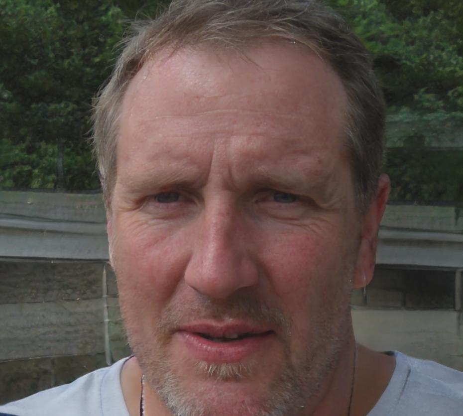 Consultant expliquant les stratégies de remboursement de dettes